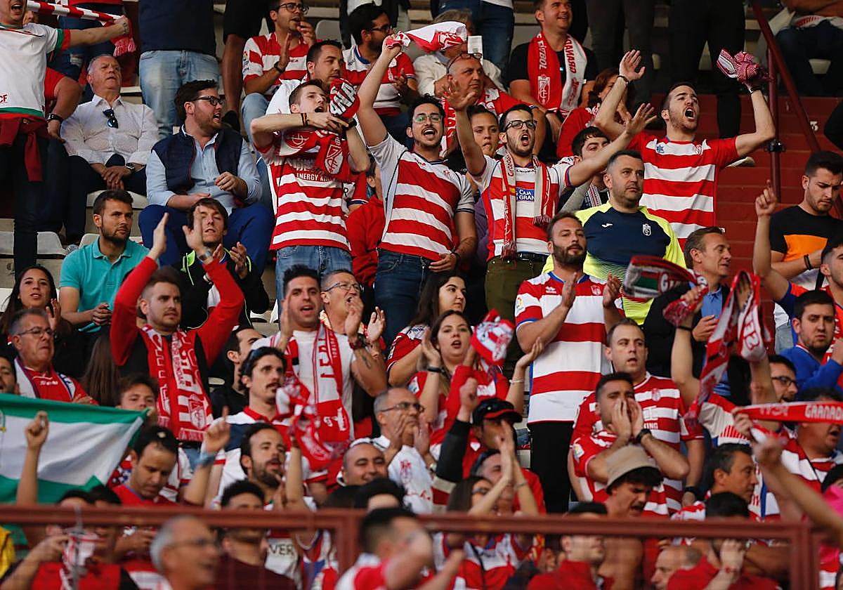 Aficionados del Granada en el Carlos Belmonte en 2019.