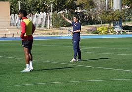 Rubi da instrucciones a sus jugadores en la sesión de este miércoles.