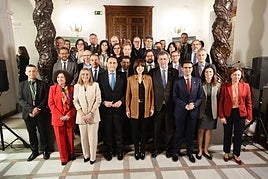 Foto de familia de los representantes internacionales y las instituciones locales tras la reunión.