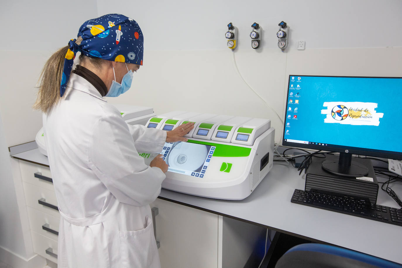 Trabajadora de la Unidad de Reproducción Humana del Virgen de las Nieves de Granada.