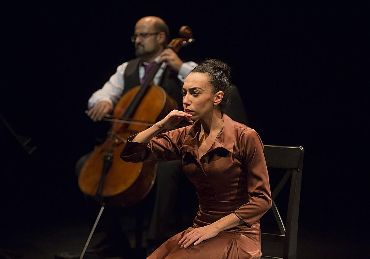 La bailarina torremolinense Nieves Rosales, en el escenario.