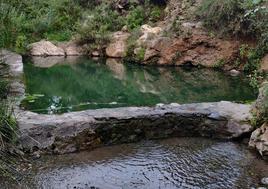 La ruta que acaba en unas piscinas naturales de agua caliente y 'milagrosa'