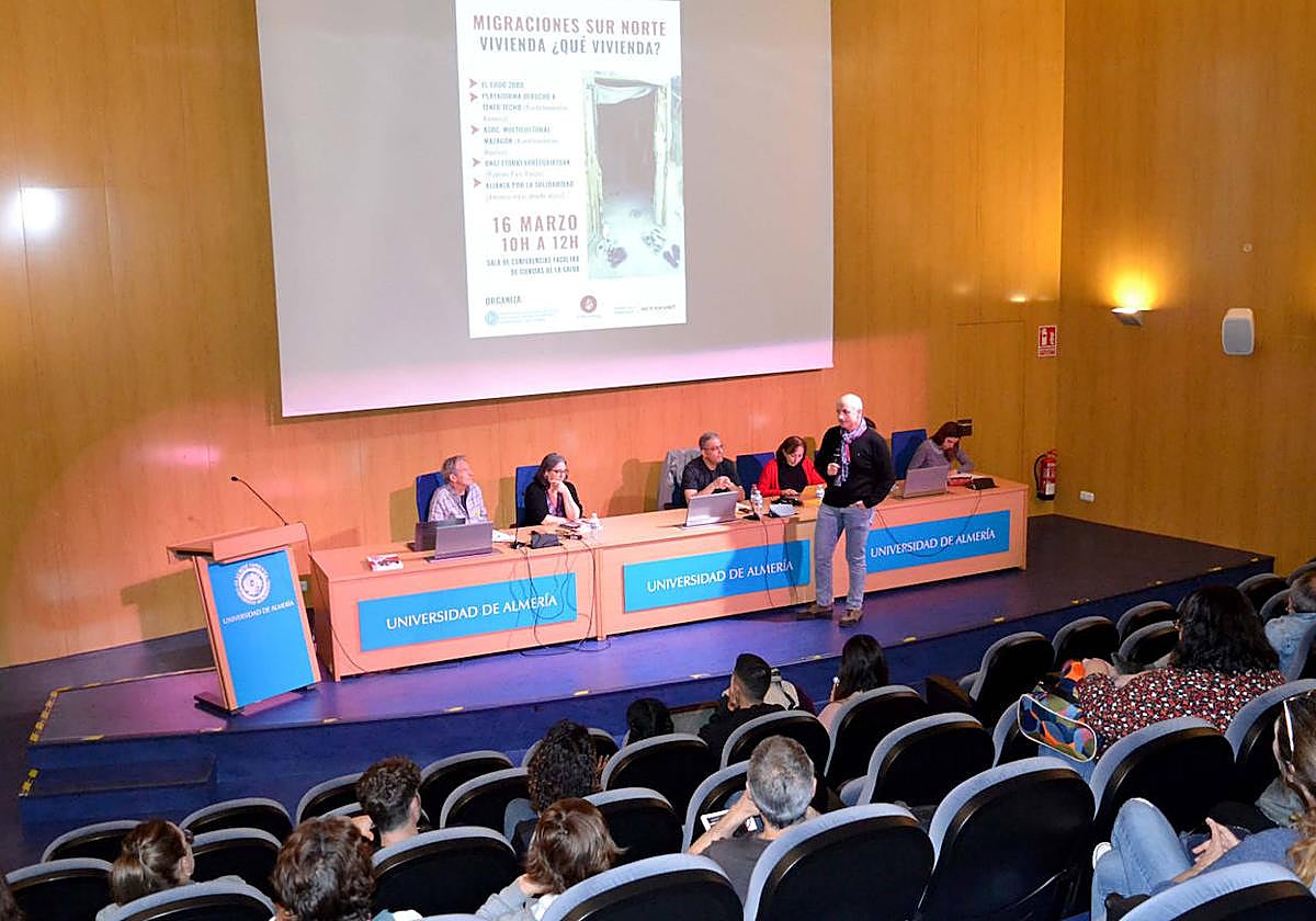Momento del Ciclo Migraciones Sur-Norte que ayer arrancó en la Universidad de Almería (UAL).