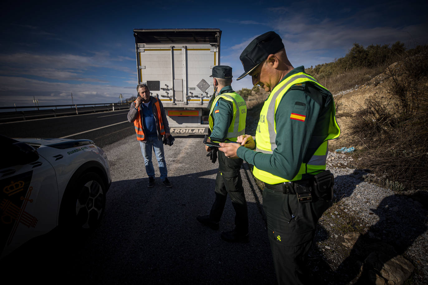 Las patrullas de la Compañía de Armilla arrancan el día con tareas prefijadas. pero luego acuden a cualquier emergencia, como la asistencia a conductores con problemas en la A-92, o la vigilancia de las áreas de descanso en las que hay también muchos camioneros.