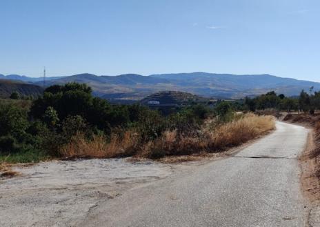 Imagen secundaria 1 - Arriba, Ermita de San Blas. A la izquierda, el camino de descenso hasta el río. A la derecha, vista de Cónchar poco antes de llegar al barranco del manantial.