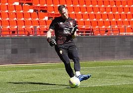 Fernando Martínez despeja el balón.