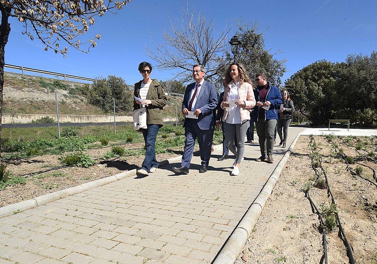 Paseo por el parque Ciudad de Briviesca en Santa Fe tras la reforma integral.