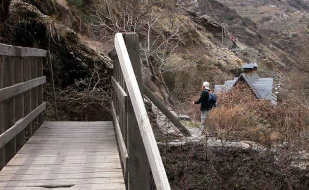 Puente de madera sobre el río Genil.