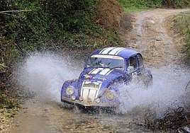 Uno de los vehículos clásicos durante la competición.