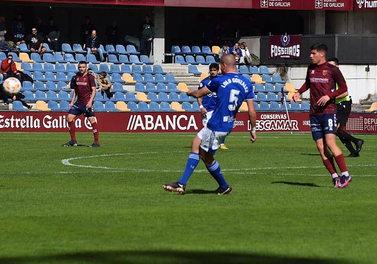 Lolo sacando el balón.