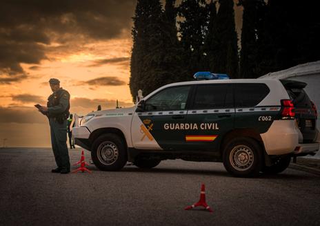 Imagen secundaria 1 - Dentro de una patrulla de la Guardia Civil en Granada.