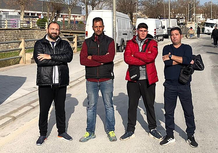 Imagen principal - Ambiente en el mercadillo del Zaidín.