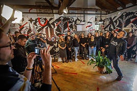 Miguel Ríos canta el 'Anda jaleo' rodeado del coro del IES Fernando de los Ríos.