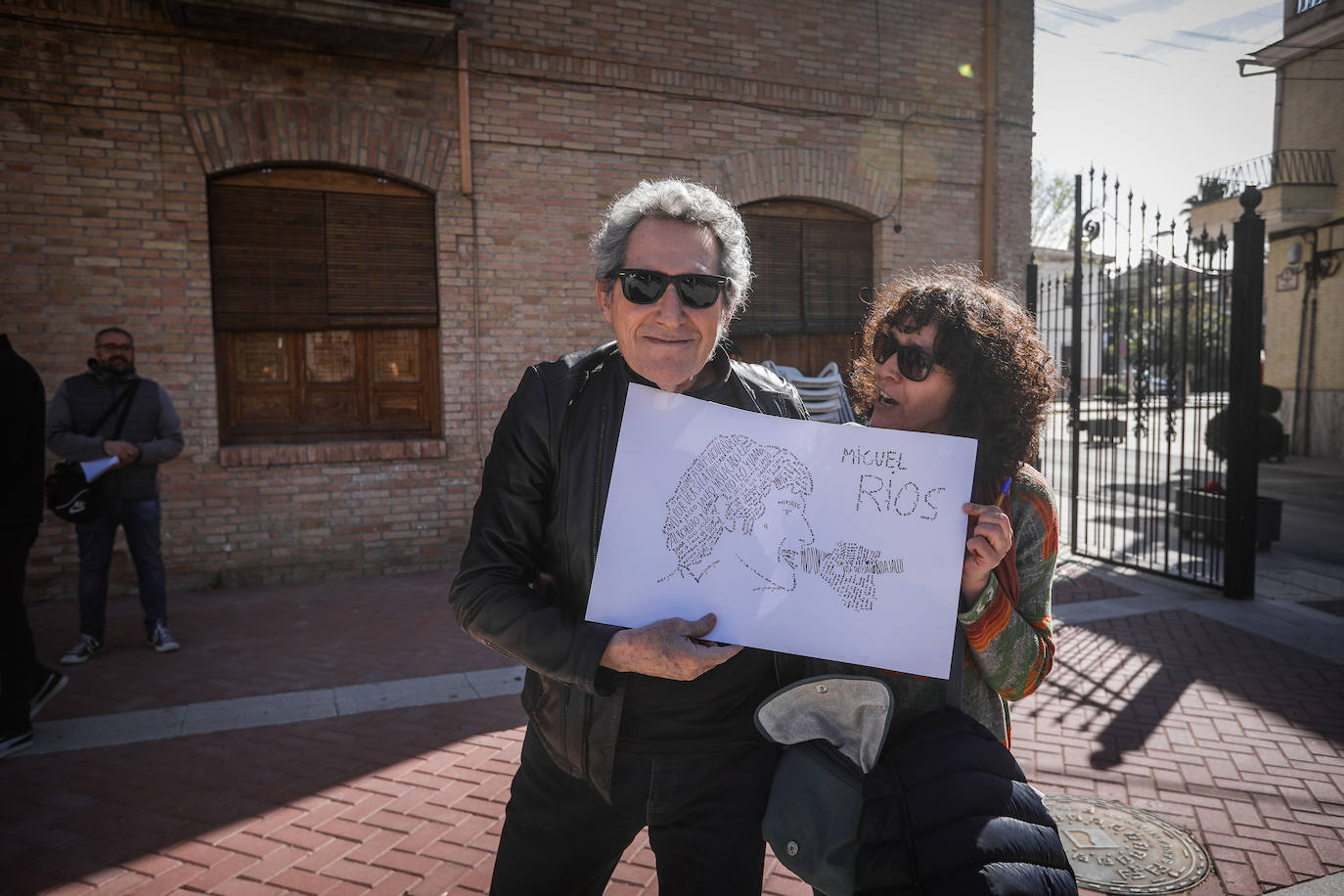 Imagen secundaria 2 - Recibimiento a Miguel Ríos en la explanada del Teatro Federico García Lorca. 