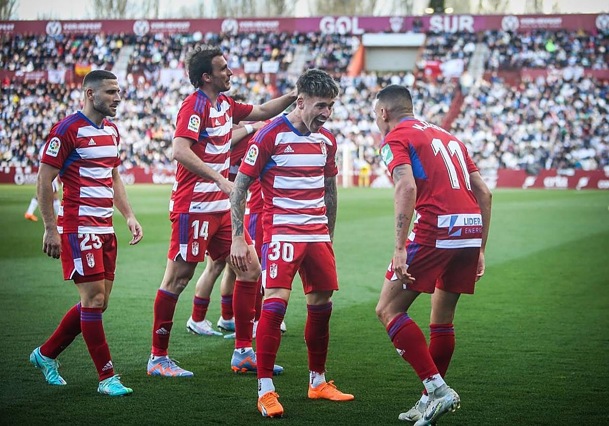 Ricard y Uzuni celebran la segunda diana.