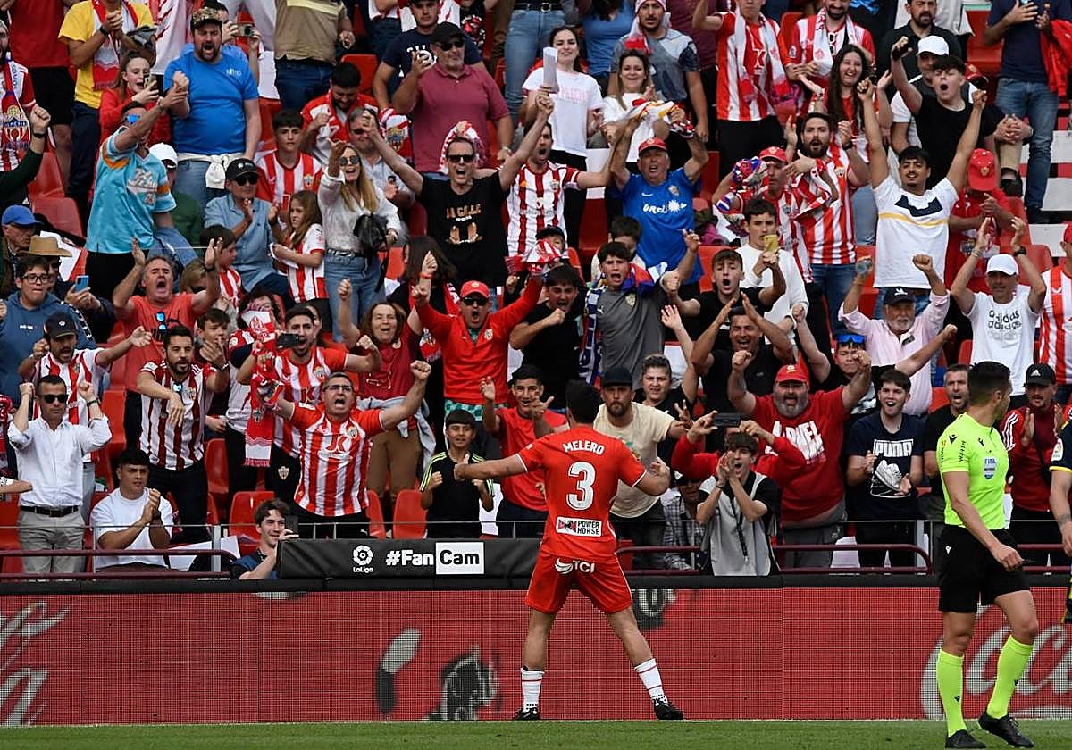 Gonzalo Melero marcó el gol del empate y lo celebra con la afición de la UDA.