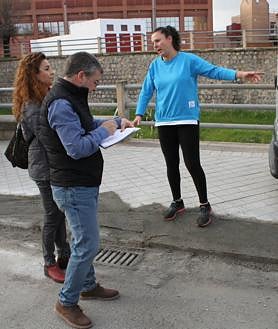 Imagen secundaria 2 - Inma, explicando su situación; Manuel y José, señalando la distancia; y los dos técnicos del ayuntamiento, tomando nota. 
