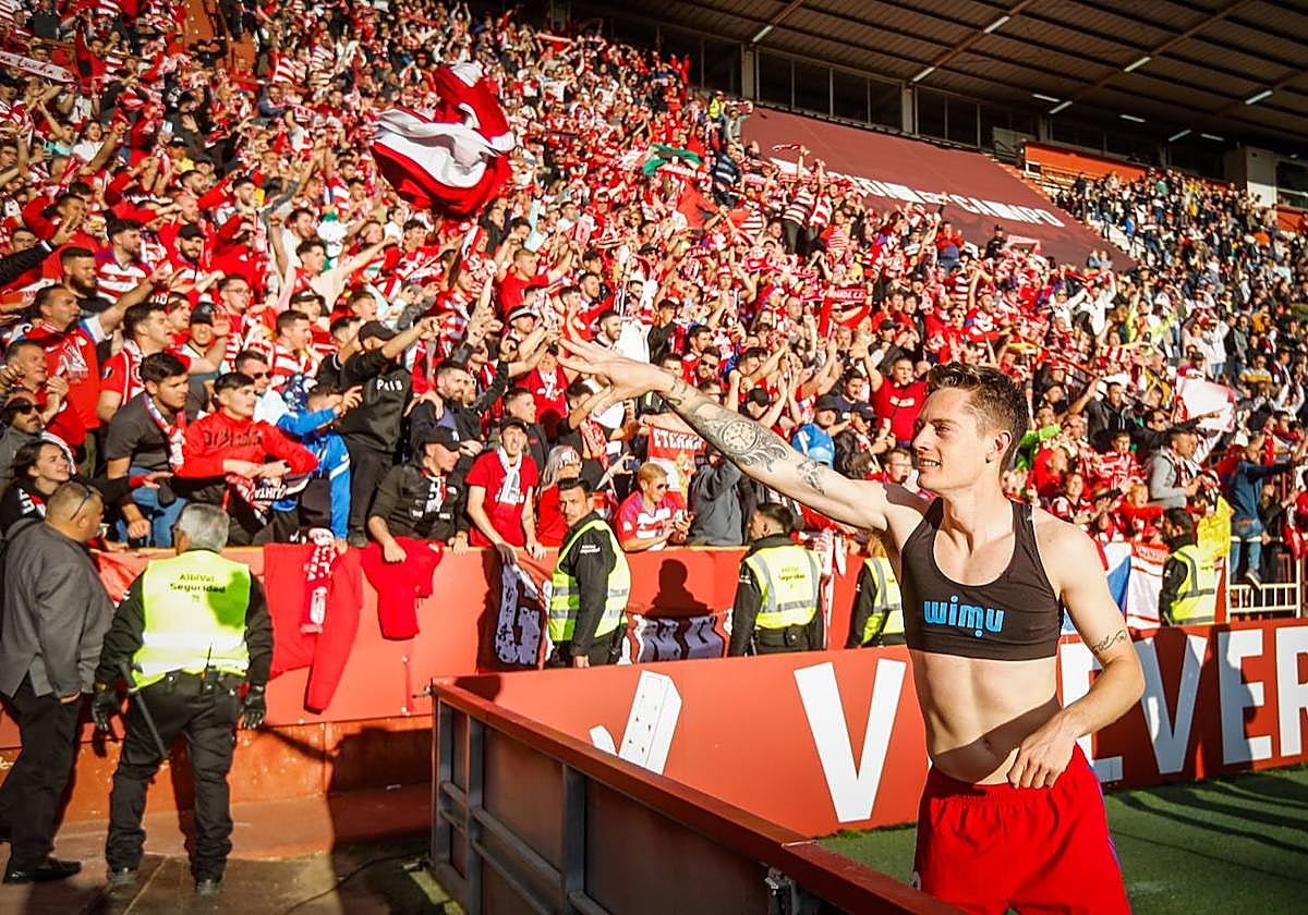 Pol Lozano regala su camiseta en la zona del estadio Carlos Belmonte copada por seguidores del Granada, en pleno júbilo tras la victoria.