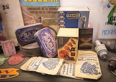 Imagen secundaria 1 - Martínez, en una de las vitrinas del Boliche. 