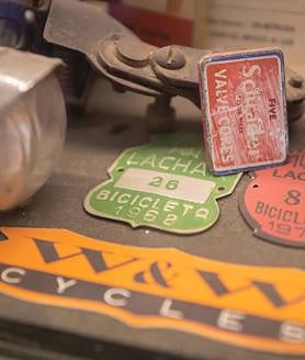 Imagen secundaria 2 - Martínez, en una de las vitrinas del Boliche. 