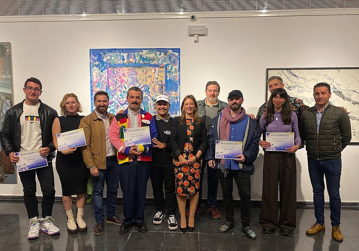 Foto de familia con los galardonados y autoridades.