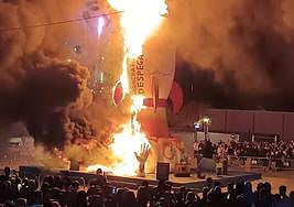 Las llamas consumieron en un momento el 'cohete fallero'.