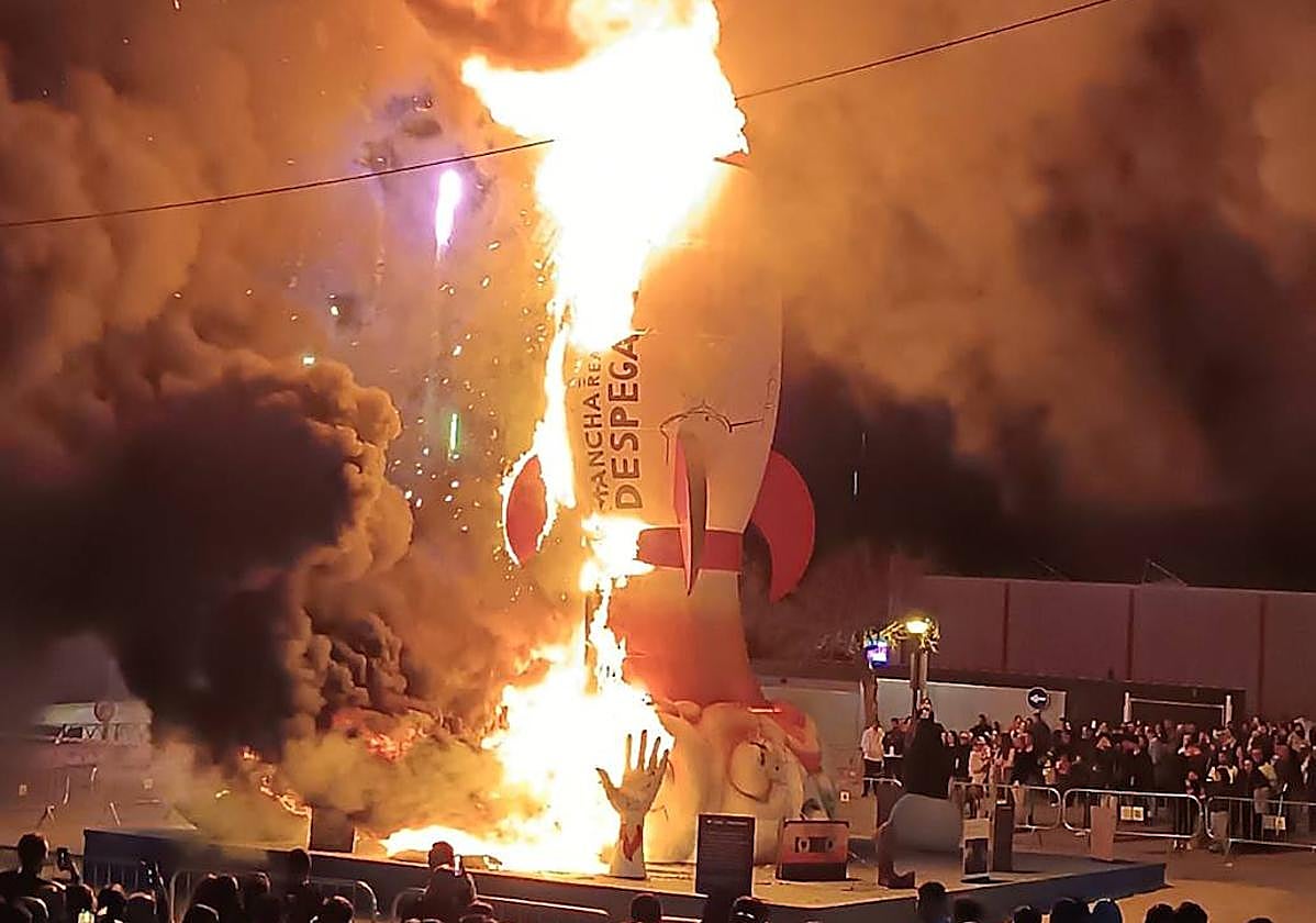 Las llamas consumieron en un momento el 'cohete fallero'.