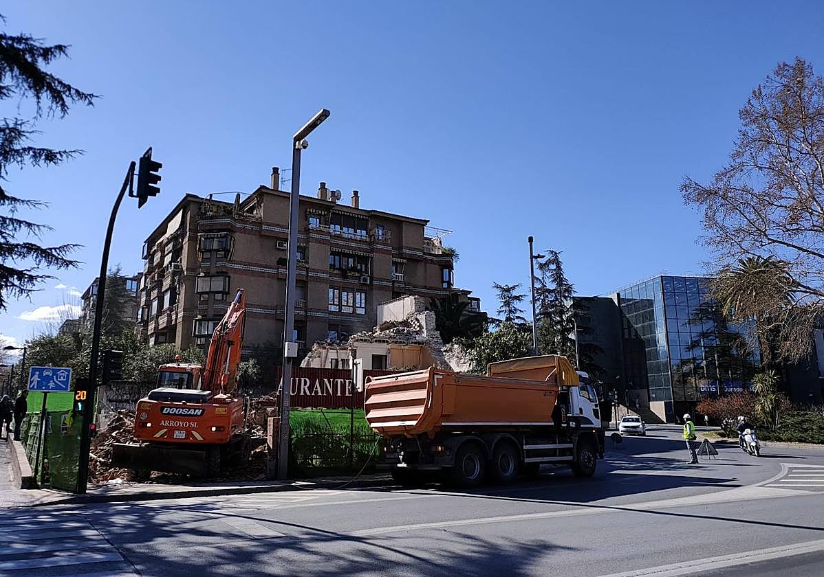 Trabajos de derribo en el solar donde estaba El Ventorillo.