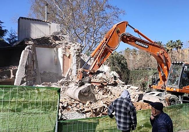 Derribo del restaurante.