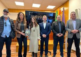 El alcalde, Julio Millán, y el diputado, Ángel Vera, con parte del equipo de la serie 'La Cuarta Bestia'.