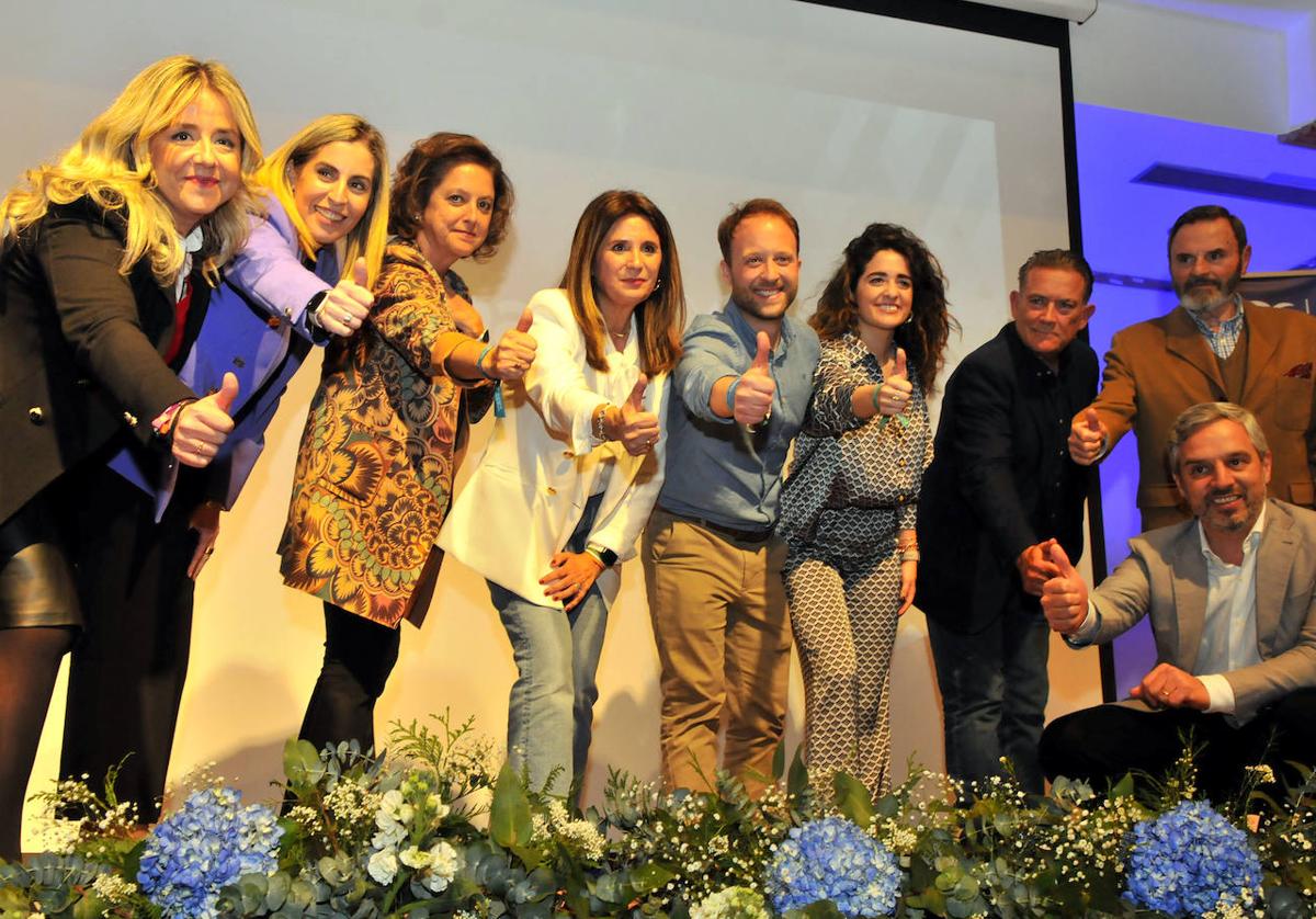 La candidata del PP en Linares, Auxi del Olmo, con Elena González, Catalina García, Erik Domínguez, Raúl Caro-Accino, Juan Lillo o Juan Bravo, en la presentación de la candidatura de esta semana.