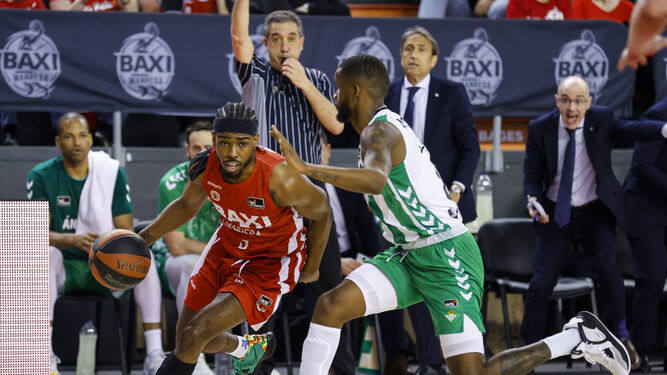 Jerrick Harding busca penetrar ante el bético Jean Montero.