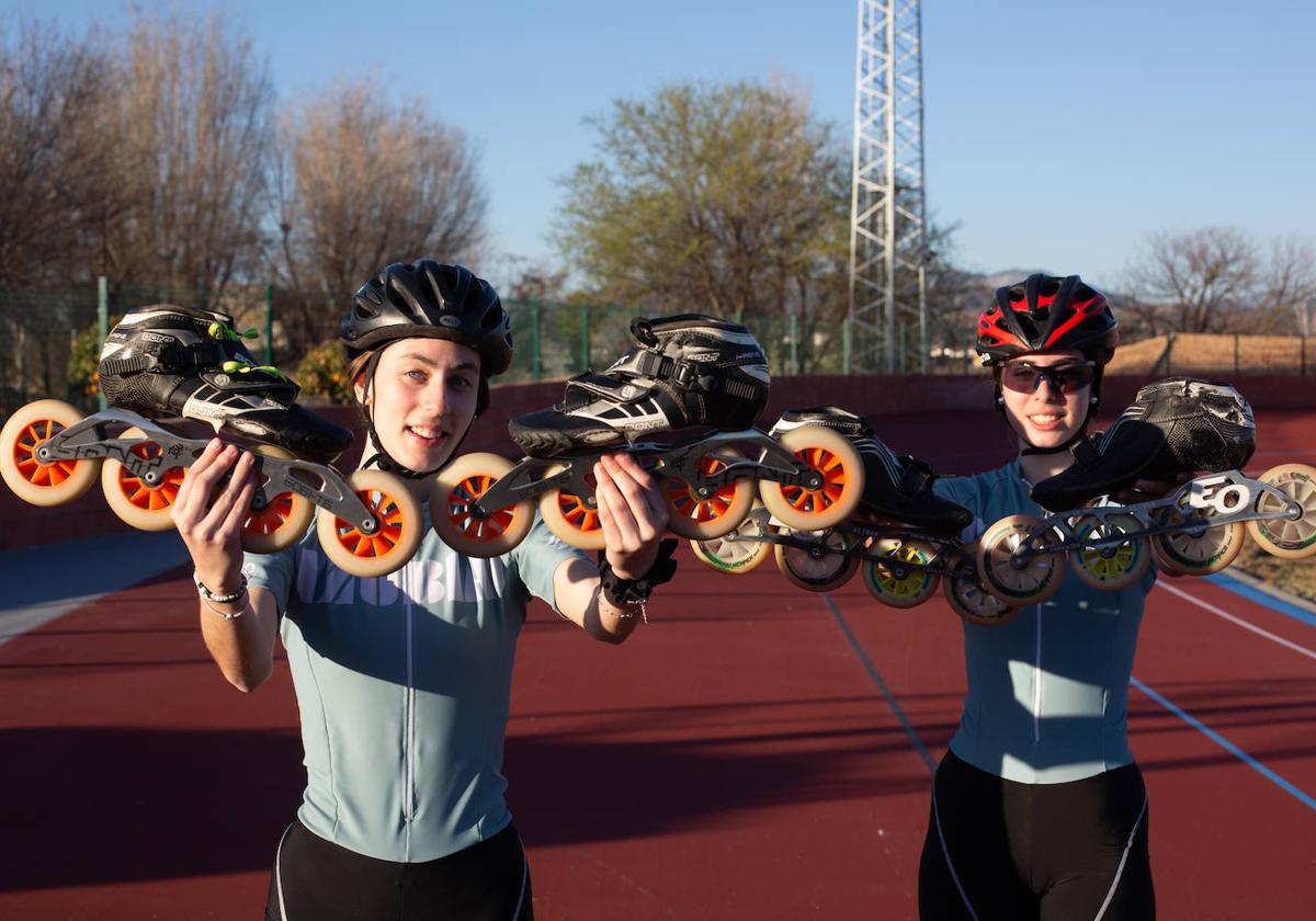 Marta Ríos e Irene Molero preparan sus patines en línea para la cita de este domingo en el velódromo de la Ciudad Deportiva de Armilla.