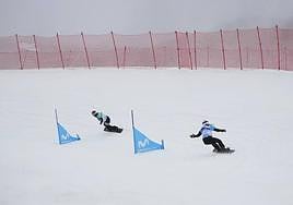 Un instante de la prueba de snowboard cross.