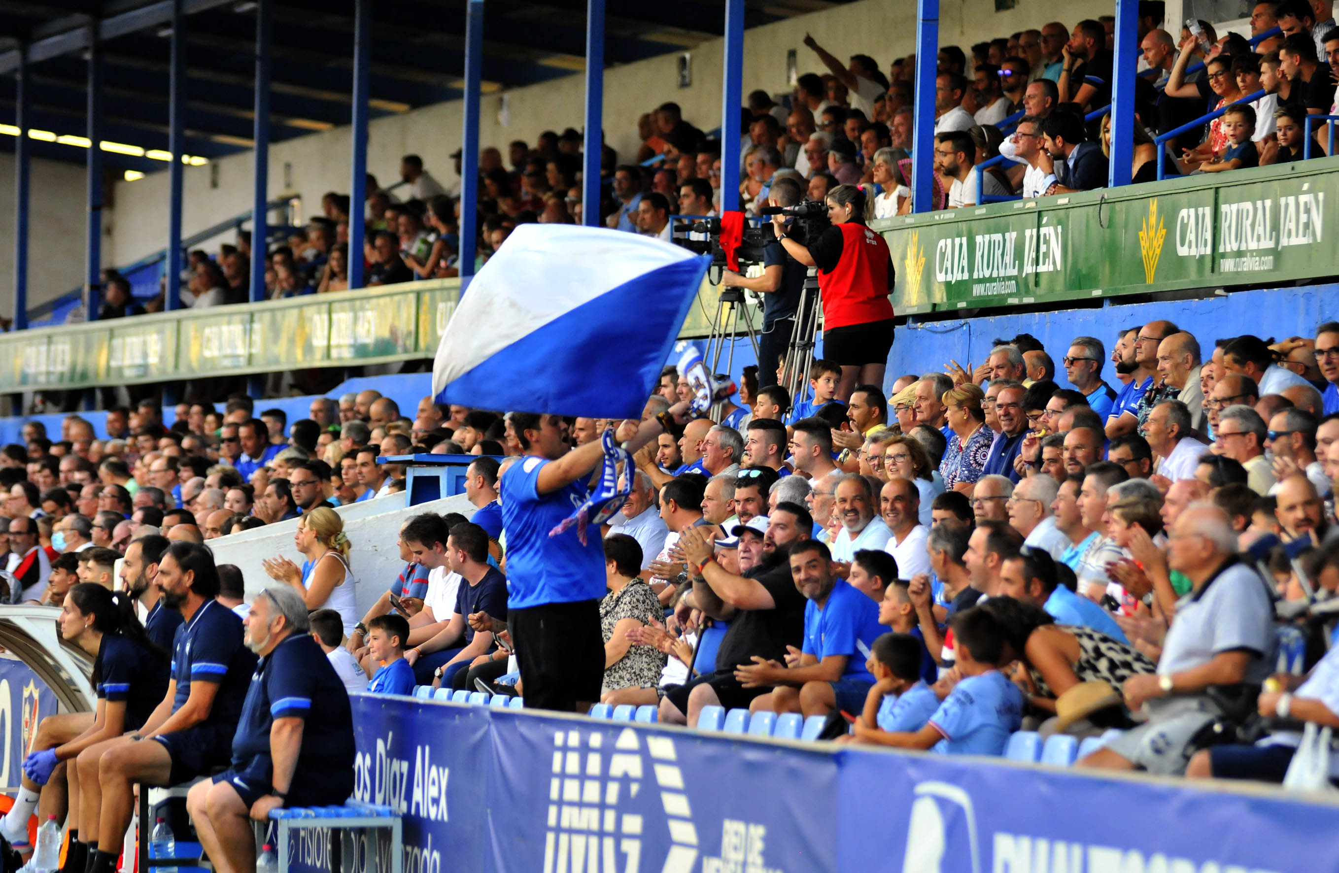 Aficionados azulillos en las gradas de Linarejos.
