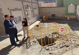 Tabernas sustituye el pavimento de la Plaza de la Constitución y el alumbrado público