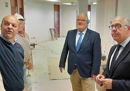 Visita del delegado de la Junta Jesús Estrella y Javier Carazo a las obras.