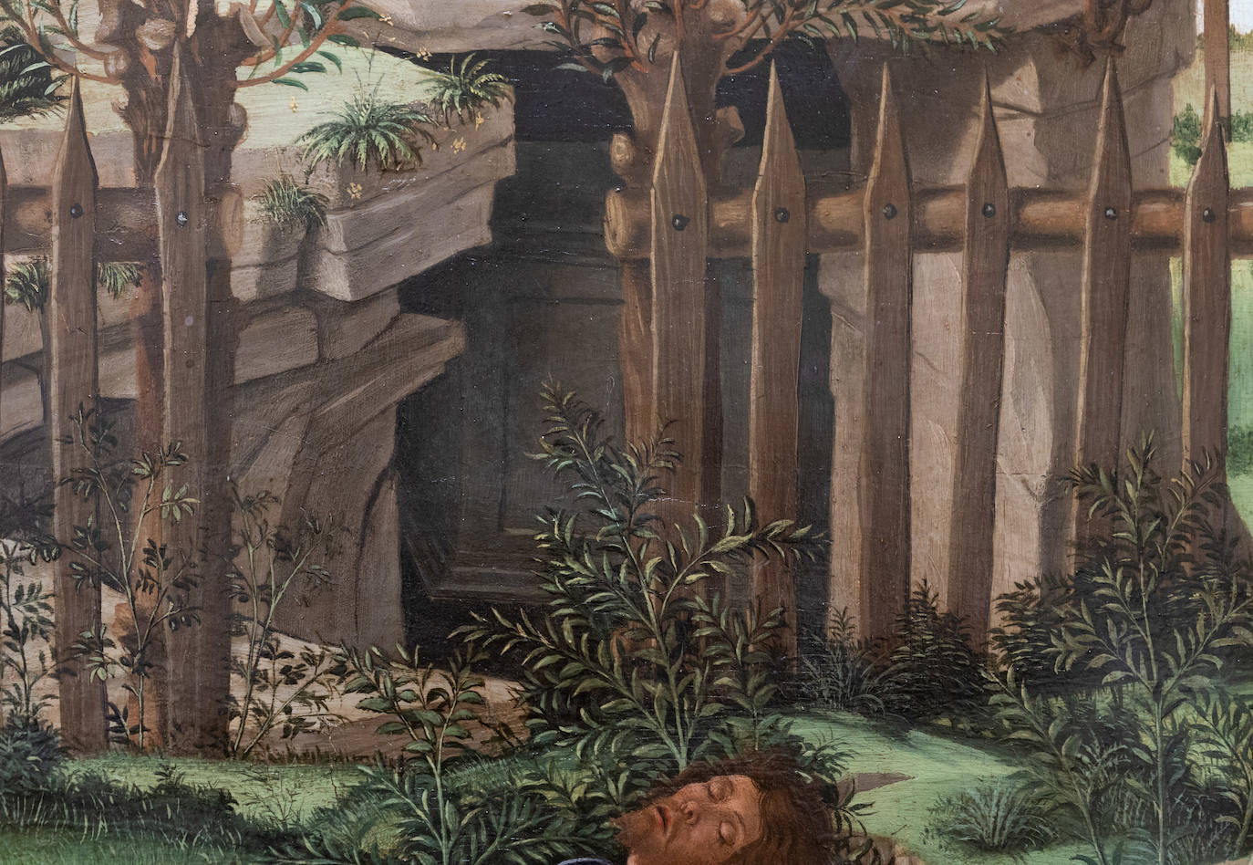 Los maderos de la empalizada apuntan hacia arriba, donde está el Señor. Se observa la cueva con el sepulcro.