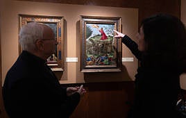 La profesora Sonia Caballero dialoga con el capellán Manuel Reyes respecto a la obra de Botticelli.