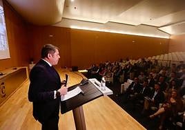 Cuerva presentando el plan de apoyo a la empresa.