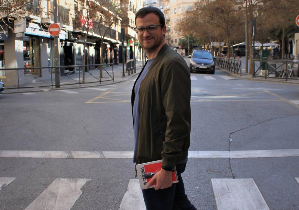 Jorge Decarlini, en un paseo de peatones de Pedro Antonio de Alarcón, con su libro '20 canciones'.