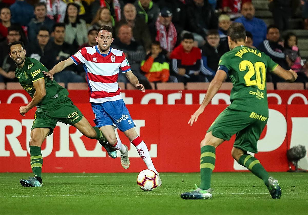 Quini persigue un balón en el último precedente con la UD Las Palmas en Los Cármenes.