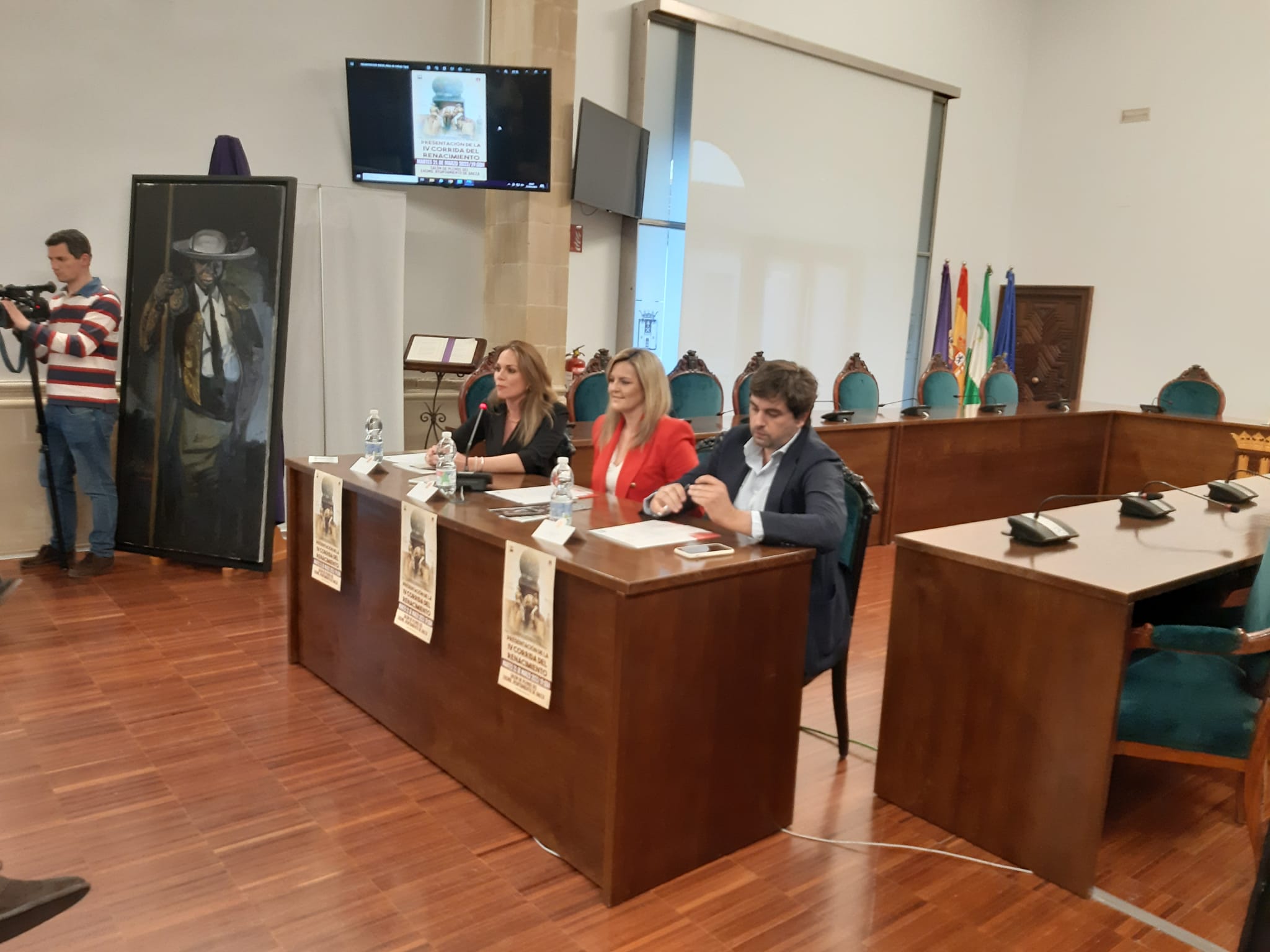 Acto de presentación del cartel de la Corrida del Renacimiento con la alcaldesa Lola Marín, en el centro.