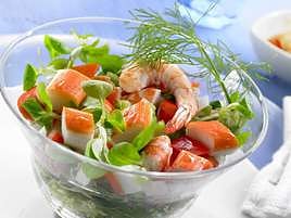 Ensalada elaborada con surimi, langostinos y berros.