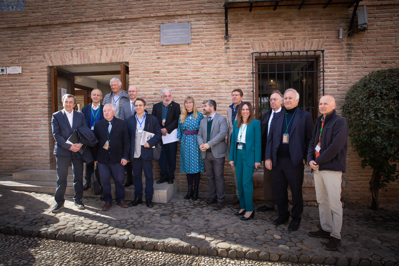 Foto de familia tras el descubrimiento de la placa.