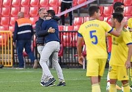 Álvaro Cervera celebra la permanencia virtual del Cádiz en Los Cármenes en 2021.