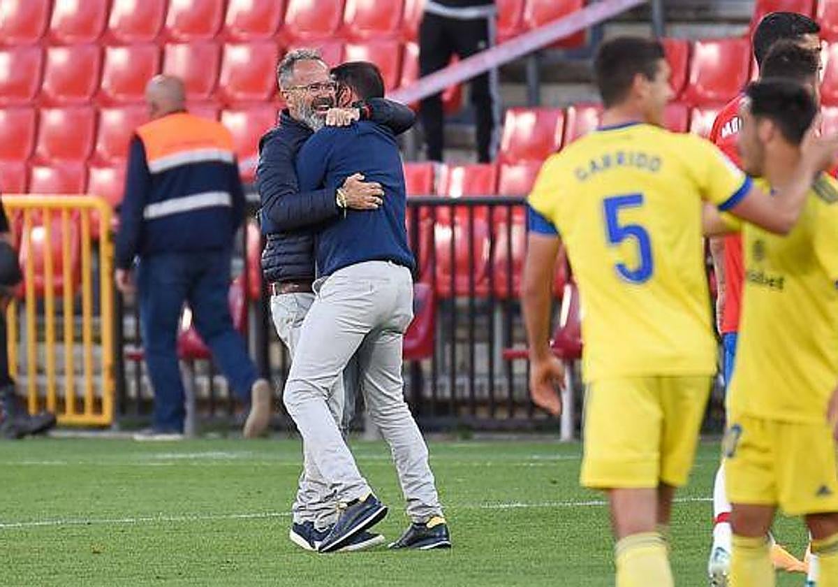 Álvaro Cervera celebra la permanencia virtual del Cádiz en Los Cármenes en 2021.