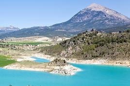 La Sagra vista desde el pantano de San Clemente, que recibe agua del río Bravatas o Huéscar, que nace en la propia montaña