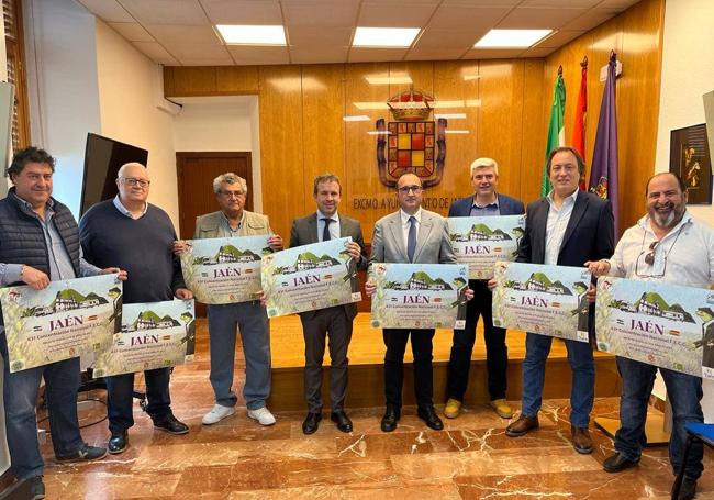 El alcalde, el delegado de la Junta y los campistas, en la presentación.