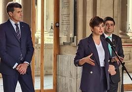 La ministra, en la Diputación de Jaén, con su presidente y el delegado del Gobierno en Andalucía.